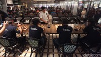 Novendra Priasmoro mencoba melawan lima pecatur dari tim UT di Jakarta, Kamis (5/3/2020).