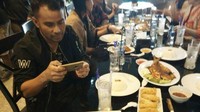 Tampaknya, Judika sedang mencoba memotret makanan ikan bakar yang menggugah selera di hadapannya. Ditambah dengan nasi hangat jadi semakin mantap Foto: Instagram @jud1ka