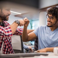 Adu tinju juga bisa jadi simbol untuk menunjukkan rasa hormat, pengakuan terhadap seseorang atau perayaan keberhasilan. Biasanya dilakukan antar teman seprofesi atau seperjuangan. Foto: iStock