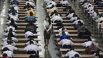 Siswa di Thailand Ramai-ramai Pakai Masker Saat Ujian Masuk Sekolah