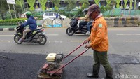 Perbaikan jalan itu dilakukan guna memberikan rasa aman dan nyaman kepada para pengguna jalan.