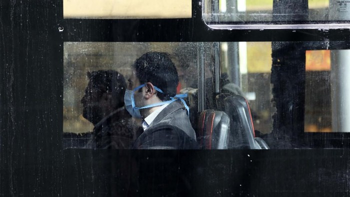 Ilmuwan China Sebut Virus Corona Masih Bisa Menular di Atas Jarak 2 Meter