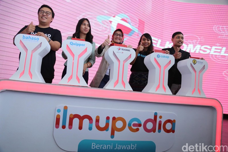 Telkomsel kembali menghadirkan inisiatif dalam mendukung kemajuan pendidikan di Indonesia melalui upaya penyediaan akses terhadap ilmu pengetahuan yang semakin inklusif. Inisiatif tersebut diwujudkan dalam bentuk paket data ilmupedia dan kuis ilmupedia Berani Jawab! (IBJ).