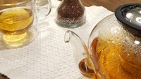 Ternyata Jooa juga penggemar teh. Ia menikmati teh rooibos di Jakarta. Slurpp! Foto: Instagram jooalee_seulgi