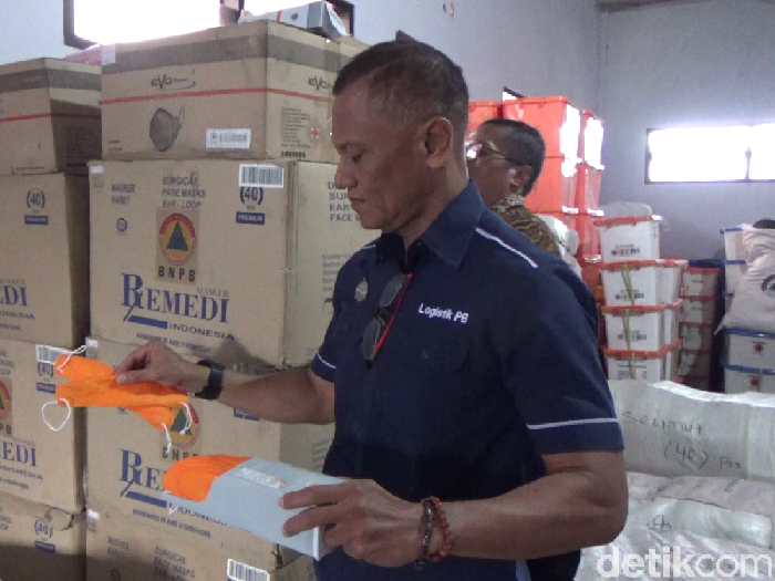 BPBD Lumajang menyiapkan 15.000 masker. Masker tersebut disiapkan untuk mengantisipasi hujan abu Gunung Semeru.