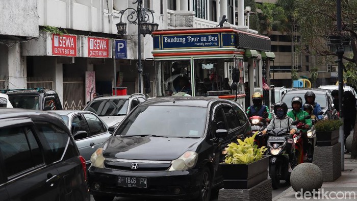 Meski corona sudah masuk ke Indonesia, warga Bandung seakan tak parno akan wabah tersebut. Terbukti, Jalan Braga dan Asia Afrika tetap ramai lho. Ini buktinya.