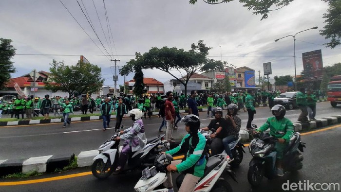 Ribut massa ojol vs kelompok debt collector di Sleman, Kamis (5/3/2020).