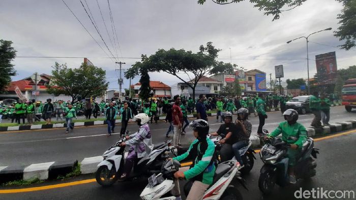 Ribut massa ojol vs kelompok debt collector di Sleman, Kamis (5/3/2020). Ribut massa ojol vs kelompok debt collector di Sleman, Kamis (5/3/2020).