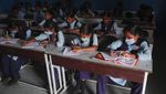 Antisipasi Corona, Siswa India Pakai Masker Buatan Sendiri