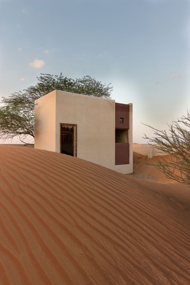 Desa hantu Al Madam terletak sekitar 60 km dari kota Dubai dan 50 km dari kota Sarjah. Untuk sampai ke desa berhantu ini, kamu bisa menyewa taksi untuk berkeliling dan melihat-lihat pemandangan desa. Foto: dok. Journeys With Jade dan Aelita Senvaitye