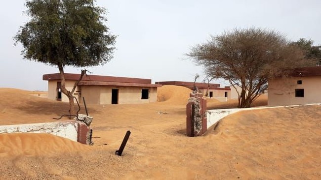 Desa hantu yang menjadi salah satu destinasi favorit para wisatawan yang gemar berpetualang ini bernama desa Al Madam. Desa ini terletak di tengah gurun pasir yang berada di Dubai. Foto: dok. CNN