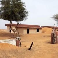 Desa hantu yang menjadi salah satu destinasi favorit para wisatawan yang gemar berpetualang ini bernama desa Al Madam. Desa ini terletak di tengah gurun pasir yang berada di Dubai. Foto: dok. CNN