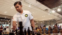 Dalam acara ini Aditya juga ditantang oleh lima pecatur dari media yang mencoba melawan candidate master muda, tak butuh waktu lama Aditya dapat menumbangkan kelima penantangnya.
