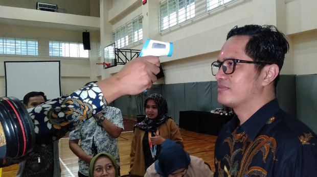 Pegawai KPK dicek suhu badannya antisipasi virus Corona