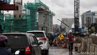 Sejumlah kendaraan melintas di area sekitar pembangunan enam ruas tol dalam kota yang melintas di sekitar kawasan Kelapa Gading, Jakarta, Kamis (5/3/2020).