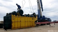 Truk berpelat nomor B 8698 FO sebelum kejadian hendak masuk ke kapal. Saat berada di ramp door kapal, as roda truk tiba-tiba patah. Sopir truk bersama petugas pelabuhan hendak menarik mobil ke halaman dermaga. Namun, tiba-tiba mobil maju ke depan dan tercebur ke laut. Tak ada korban jiwa dalam kejadian tersebut.