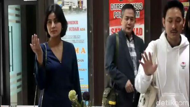 Awkarin datang penuhi panggilan kasus carding