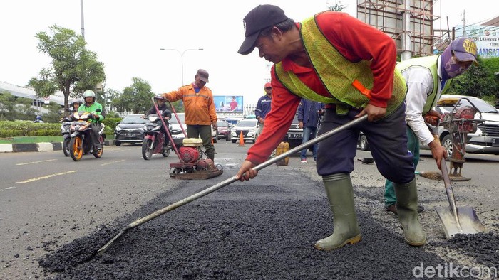 Jalan Jenderal Ahmad Yani, Kota Bekasi, diperbaiki petugas. Perbaikan dilakukan guna meningkatkan kenyamanan para pengendara.