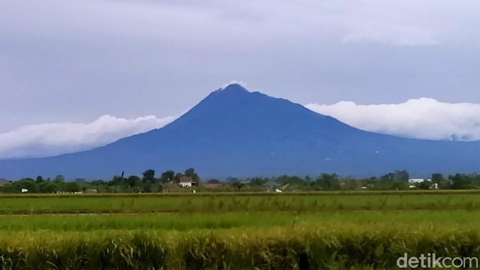 Penampakan Gunung Merapi siang tadi dari Klaten, Kamis (5/3/2020)