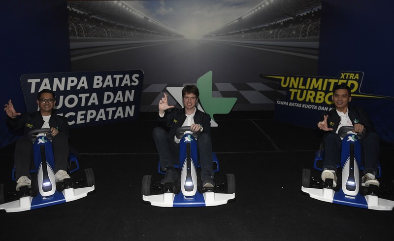 Chief Marketing Officer XL Axiata David Arcelus Oses (tengah) bersama Group Head Region JabodetabekXL Axiata Francky Rinaldo Pakpahan (kanan) dan Group Head Mass Segment Axiata Bernard Ho (kiri) meluncurkan fitur Xtra Unlimited Turbo di Jakarta, Kamis (5/3/2020). Fitur untuk pelanggan XL prabayar tersebut memberikan manfaat tambahan berupa akses aplikasi pilihan tanpa batasan kuota dan kecepatan. FOTO ANTARA/Puspa Perwitasari/foc.