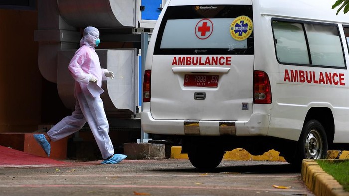 Petugas memindahkan mobil ambulans di samping ruang isolasi RSPI Prof. Dr. Sulianti Saroso, Sunter, Jakarta Utara, Kamis (5/3/2020). Kementerian Kesehatan menyatakan hingga Kamis 5 Maret ini ada 156 pasien dalam pengawasan virus corona yang tersebar di 35 rumah sakit di 23 provinsi, 2 diantaranya merupakan pasien positif corona yang masih dirawat di RSPI Prof Dr Sulianti Saroso. ANTARA FOTO/Sigid Kurniawan/foc.