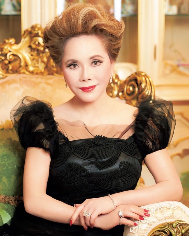 Banyak orang tak menyangka kalau Ratna Sari Dewi Soekarno sudah berusia 80 tahun. Penampilannya di foto ini salah satunya yang menuai banyak pujian. Bu Dewi awet cantiknya, tulis netizen. bu dewi awet muda. selalu cantik, tulis netizen lainnya. Foto: Instagram @dewisukarnoofficial