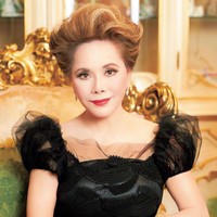 Banyak orang tak menyangka kalau Ratna Sari Dewi Soekarno sudah berusia 80 tahun. Penampilannya di foto ini salah satunya yang menuai banyak pujian. Bu Dewi awet cantiknya, tulis netizen. bu dewi awet muda. selalu cantik, tulis netizen lainnya. Foto: Instagram @dewisukarnoofficial