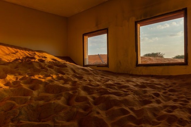 Desa ini sudah berdiri sejak tahun 1970. Saat ini, desa tersebut telah ditinggalkan dan diabaikan. Tidak ada yang mengetahui dengan jelas mengapa desa Al Madam ditinggalkan. Namun kabarnya, desa tersebut ditinggalkan karena adanya jin jahat yang mengusir para penduduknya. Foto: dok. Journeys With Jade dan Aelita Senvaitye