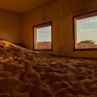 Desa ini sudah berdiri sejak tahun 1970. Saat ini, desa tersebut telah ditinggalkan dan diabaikan. Tidak ada yang mengetahui dengan jelas mengapa desa Al Madam ditinggalkan. Namun kabarnya, desa tersebut ditinggalkan karena adanya jin jahat yang mengusir para penduduknya. Foto: dok. Journeys With Jade dan Aelita Senvaitye