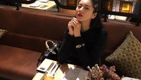 Wanita yang pernah memenangkan ajang modelling gelaran SM Entertainment ini sedang memamerkan lipstik merahnya. Ia terlihat santai di restoran ditemani segelas minuman. Foto: Instagram jooalee_seulgi
