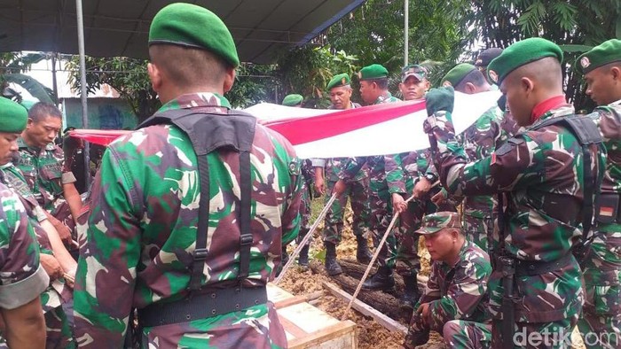 Prosesi pemakaman Praka (Anumerta) Iskandar yang gugur akibat diinjak gajah liar yang mengamuk (Raja Adil/detikcom)