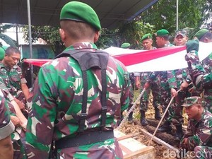 Suasana Haru Selimuti Pemakaman Serka Iskandar yang Gugur Diinjak Gajah
