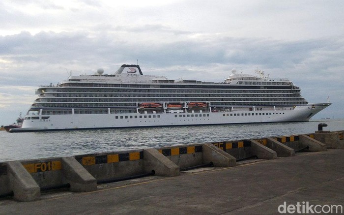 Kapal Pesiar Viking Sun Berlabuh di Semarang Kapal Pesiar Viking Sun akhirnya berlabuh di Pelabuhan Tanjung Perak, usai sebelumnya ditolak Pemkot Semarang. Kapal itu dibolehkan berlabuh tapi dengan syarat.