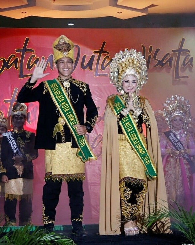 Dalam foto ini, Afra mengunggah dirinya yang terpilih menjadi Duta Wisata Kota Lhokseumawe 2018. Alhamdulillah, Tiada hasil yg menghianati usaha, alhamdulillah diberi kepercayaan untuk menjadi Duta Wisata Kota Lhokseumawe 2018, semoga kami dapat menjalankan setiap amanah yg diberikan, Amin🙏. Foto: instagram @Afra Widi Wardani