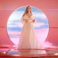 Bak malaikat, Katy Perry muncul dalam balutan gaun putih di awal video Never Worn White. Gaun berpotongan minimalis tersebut hadir dengan rok megar yang dramatis. (Foto: screenshot youtube)
