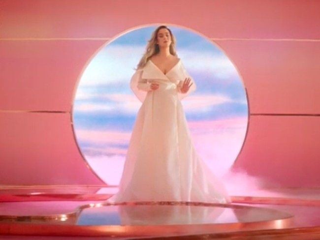 Bak malaikat, Katy Perry muncul dalam balutan gaun putih di awal video Never Worn White. Gaun berpotongan minimalis tersebut hadir dengan rok megar yang dramatis. (Foto: screenshot youtube)