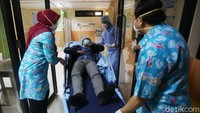 Pasien virus corona kemudian dibawa ke ruang isolasi.