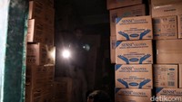 Sidak masker di kawasan Jakarta itu diketahui dilakukan di dua gudang. Terlihat dalam gudang tersebut tumpukan masker dan sarung tangan latex merk sensi.
