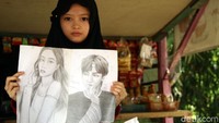Febby Lissa Ayu Aryanti (17) menunjukkan dua sketsa wajah hasil karyanya saat ditemui di kediamannya yang berada di kawasan Kabupaten Sukabumi, Jawa Barat, Kamis (5/3/2020).
