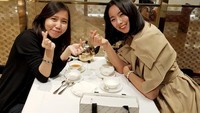 Bukti lain kalau Jooa suka ngeteh. Ia memilih santai di butik teh sambil mengobrol dengan temannya. Foto: Instagram jooalee_seulgi