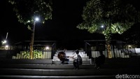 Di bagian lain, tampak sejumlah warga tengah asyik bermain alat musik.