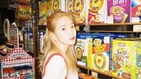 Saat berkunjung ke luar negeri, Yeri menyempatkan datang ke salah satu supermarket. Ia pun berniat membeli beragam jenis oats dan sereal untuk sarapan. Foto: Instagram @yerimiese
