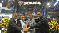 Marketing Director of PT United Tractors Tbk - Loudy I. Ellias (kiri) bersama Sales Operation Director of PT United Tractors Tbk - Iman Nurwahyu, Kasi Manajemen Lalu Lintas Dishub DKI - Ferdinan Ginting, dan  Director Head of Scania Representative Office - Ted Goransson (kanan), menekan tombol tanda perkenalan perdana Bus BRT Scania terbaru tipe K250IB-4x2 pada pameran GAIKINDO Indonesia International Vehicle Expo (GIICOMVEC) 2020, di JCC, Jakarta, Kamis (5/3/2020). Foto: dok. United Tractors