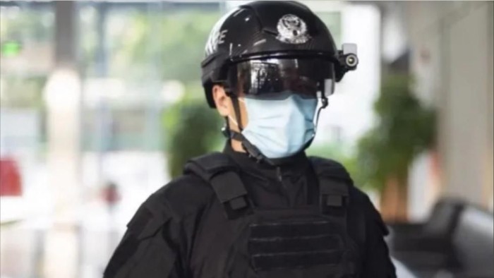 Helm pendeteksi suhu Helm pintar pendeteksi suhu tubuh untuk melawan wabah virus corona.