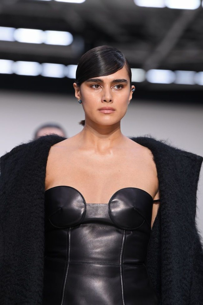 Chanel bukan satu-satunya rumah mode yang menyertakan Jill Kortleve untuk presentasi koleksi musim semi 2020 di Paris Fashion Week. Jill yang berada di bawah naungan agensi model Curse juga mendapat mandat untuk memeragakan koleksi Valentino. (Foto: Getty Images/Pascal Le Segretain)
