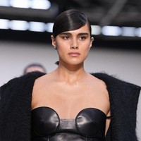 Chanel bukan satu-satunya rumah mode yang menyertakan Jill Kortleve untuk presentasi koleksi musim semi 2020 di Paris Fashion Week. Jill yang berada di bawah naungan agensi model Curse juga mendapat mandat untuk memeragakan koleksi Valentino. (Foto: Getty Images/Pascal Le Segretain)