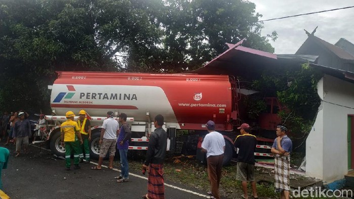 Kecelakaan maut truk tangki dan minibus di Polewali Mandar (Abdy Febriady/detikcom)