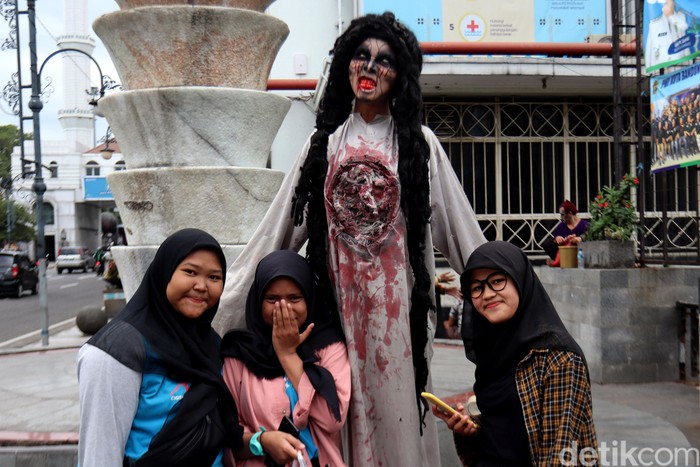 Meski corona sudah masuk ke Indonesia, warga Bandung seakan tak parno akan wabah tersebut. Terbukti, Jalan Braga dan Asia Afrika tetap ramai lho. Ini buktinya.