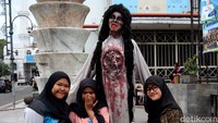 Pantauan detikTravel, Kamis (5/3/2020) di Jalan Braga, sejumlah wisatawan berswafoto di pendestrian yang ada di jalan tersebut.