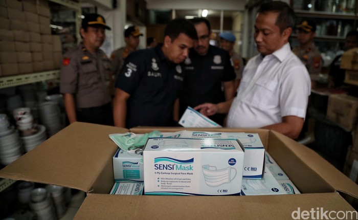 Polisi Sidak Distributor Masker di Kawasan Glodok Polisi melakukan sidak ke distributor masker yang berada di kawasan Glodok, Jakarta. Sidak dilakukan guna mencegah terjadinya penimbunan masker.